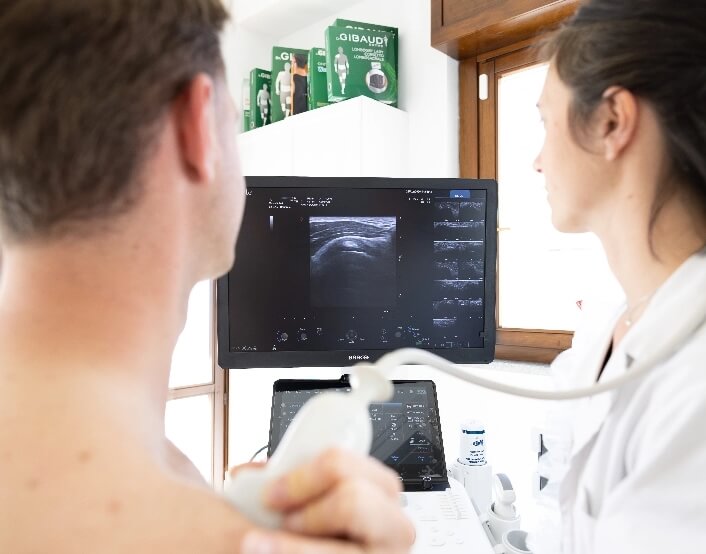 Medico esegue ecografia diagnostica su paziente durante visita specialistica al poliambulatorio