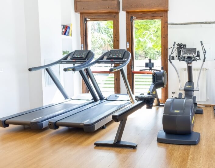 Sala attrezzata con tapis roulant ed ellittiche per il medical fitness presso Rehability Center
