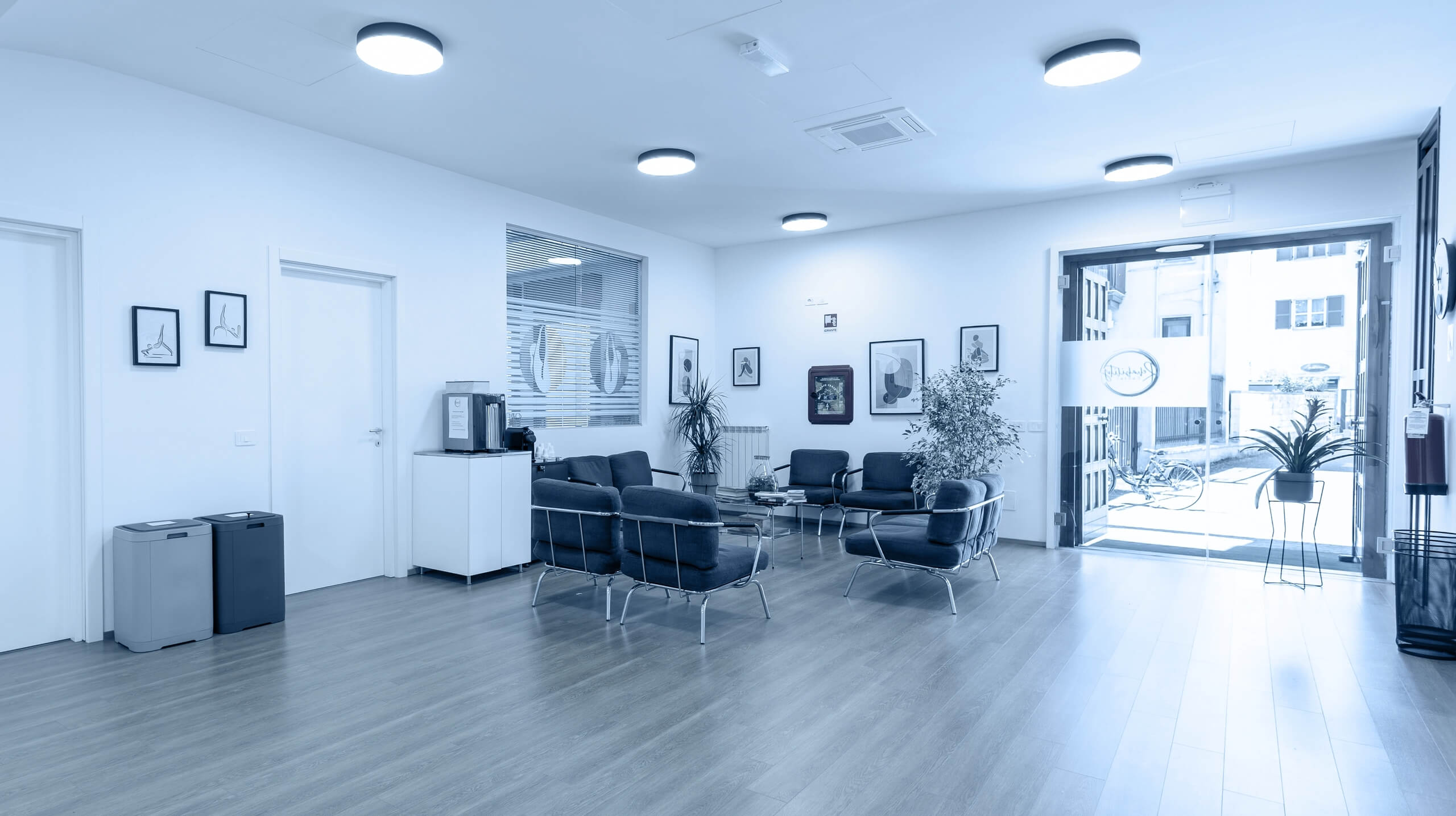 sala-attesa-ingresso-poliambulatorio-rehability Sala d'attesa e ingresso luminoso del poliambulatorio medico riabilitativo Rehability Center