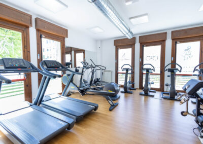 Sala cardio con tapis roulant, cyclette ed ellittiche affacciata su ampie vetrate luminose
