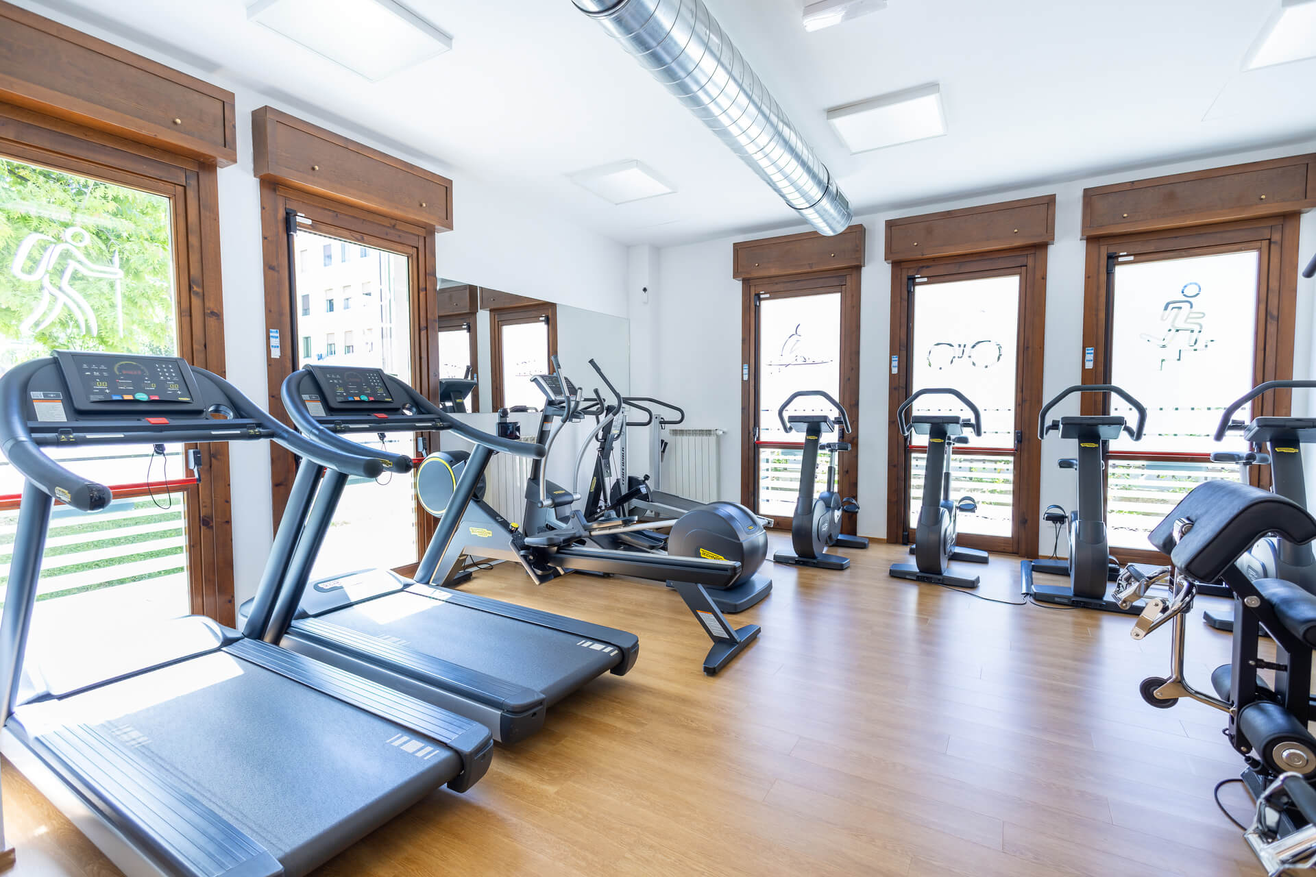 Sala cardio con tapis roulant, cyclette ed ellittiche affacciata su ampie vetrate luminose