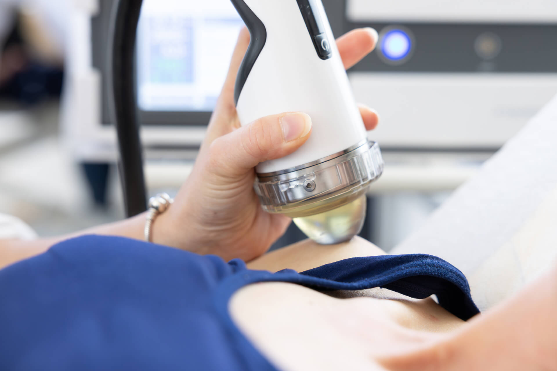 Applicazione di terapia a onde d'urto sul ginocchio durante trattamento fisioterapico strumentale
