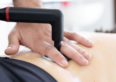 Dettaglio di trattamento tecarterapia sulla schiena eseguito da fisioterapista