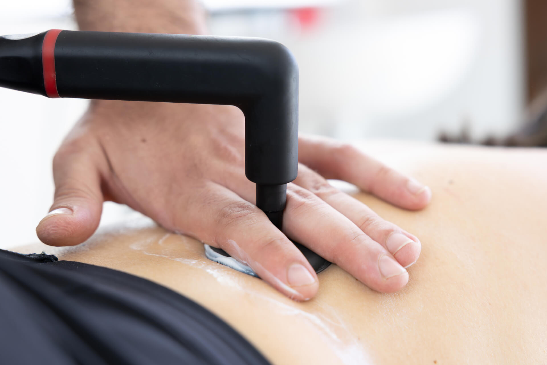 Dettaglio di trattamento tecarterapia sulla schiena eseguito da fisioterapista